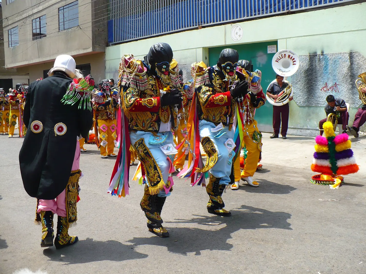 Danzantes de los Negritos de Huánuco durante la adoración